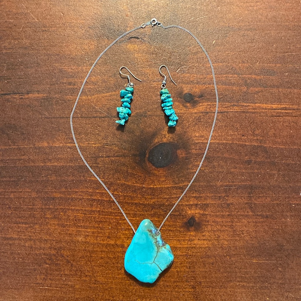 Turquoise pendant necklace and matching earrings
